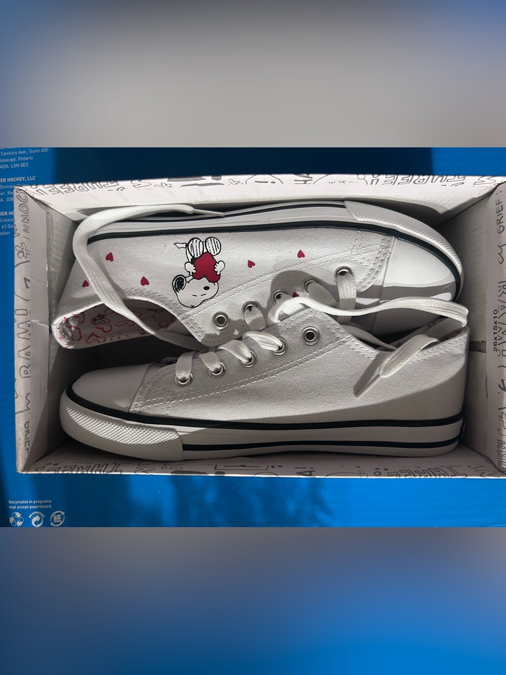 Peanuts White Kids Sneakers Size 4 with Red Heart and SNOOPY Character